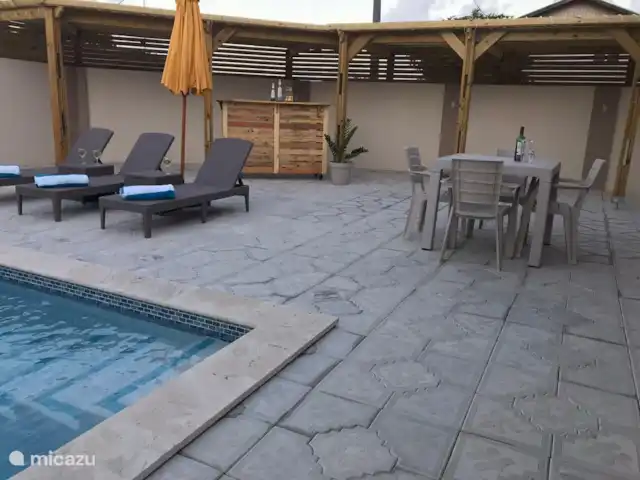 Villa NorMir huren in Curaçao, Curacao-Midden, Willemstad - villa Achterkant van het huis inclusief buitentafel