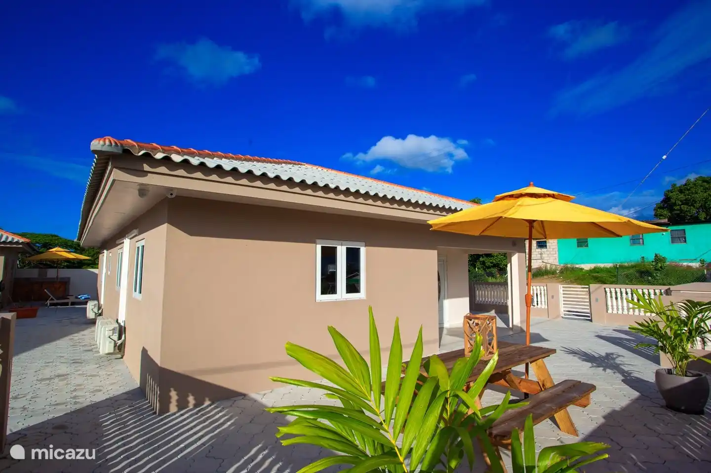 Vorderseite der Villa mit Seitenansicht von der Einfahrt aus gesehen