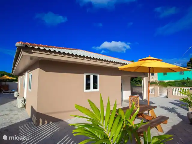 Villa NorMir huren in Curaçao, Curacao-Midden, Willemstad - villa Voorkant van de villa met zijaanzicht vanaf de oprit bekeken