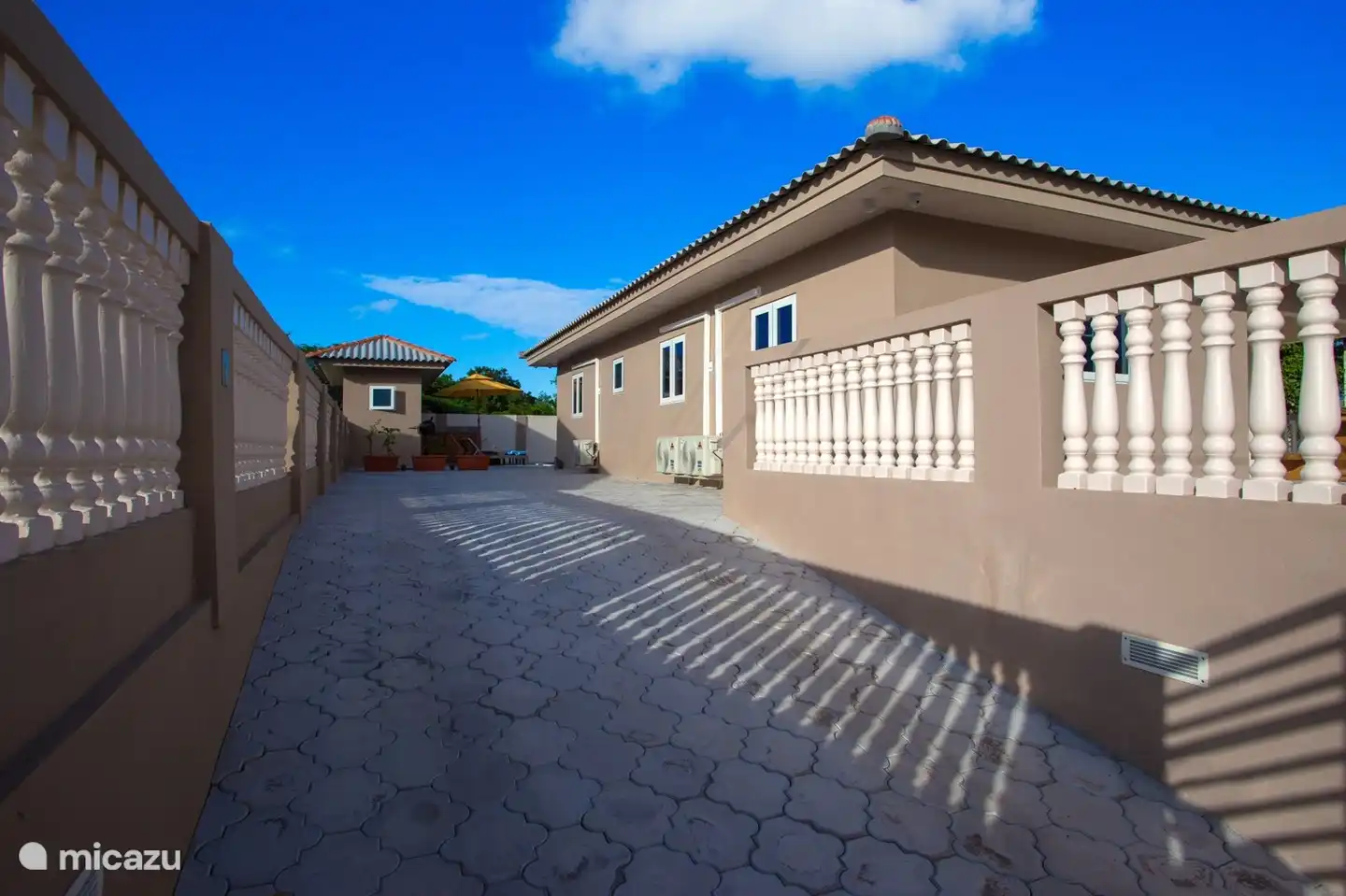 Die Auffahrt bietet Platz für mindestens 2 Autos