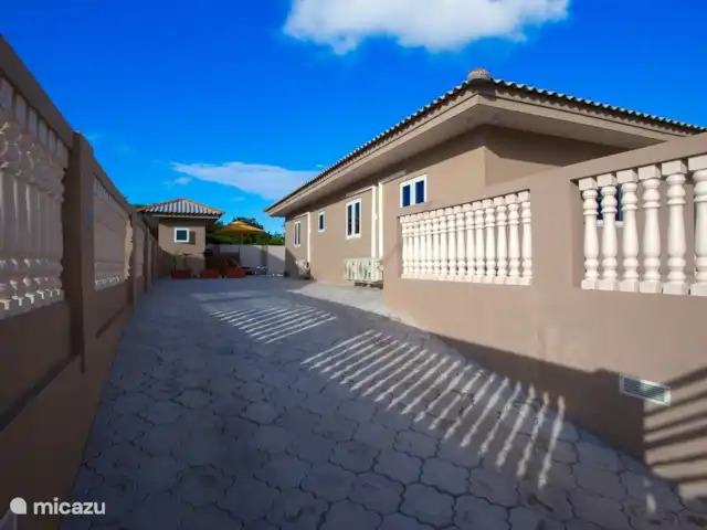 Villa NorMir huren in Curaçao, Curacao-Midden, Willemstad - villa De oprit geeft ruimte voor zeker wel 2 auto's
