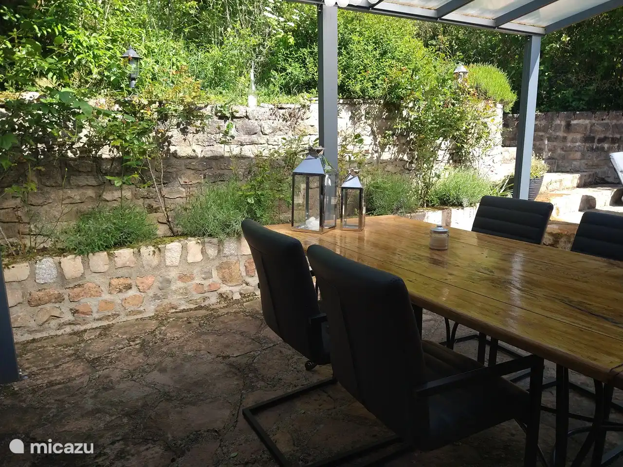 Gutes Essen auf der Terrasse. Eine Oase der Ruhe 