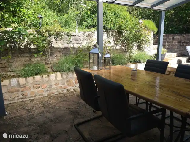 Casa rural Les Sources du Chateau en Francia, Saona y Loira, Couches - casa rural / cabaña Buena comida en la terraza. Un oasis de paz