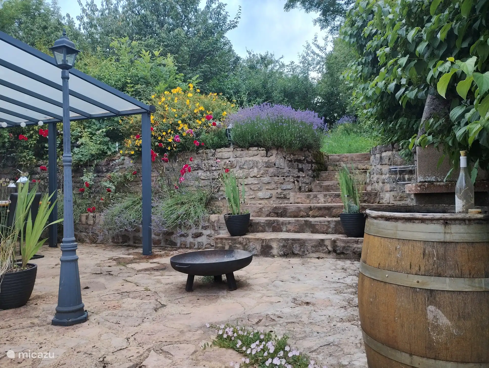 Die Terrasse und die Treppe zum oberen Garten