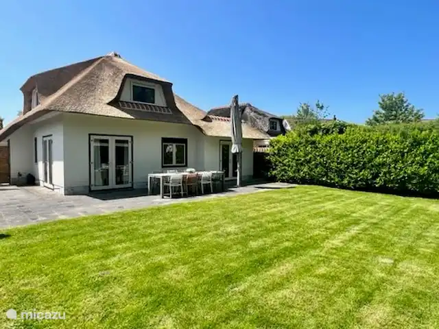 Vakantievilla in Zeeland huren in Nederland, Zeeland, Kamperland - villa Omheinde achtertuin met groot gazon voor de kinderen om te spelen.