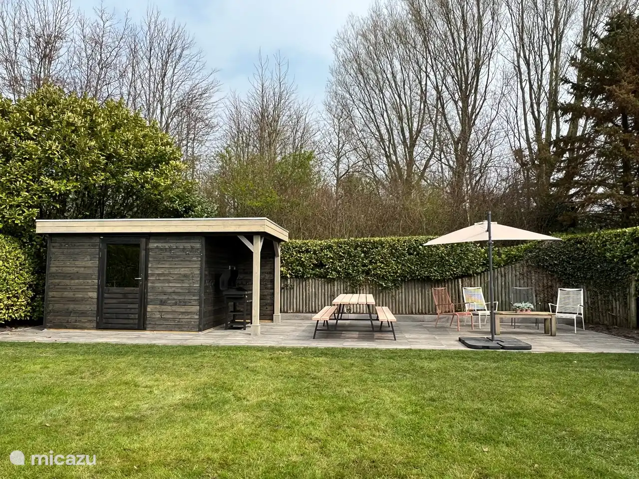 Bis zum Abend scheint die Sonne auf unserer Terrasse mit Grill und Picknicktisch zum Essen mit 8 Personen.