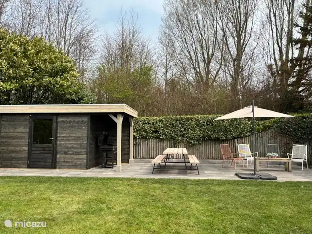Vakantievilla in Zeeland huren in Nederland, Zeeland, Kamperland - villa Tot in de avond schijnt de zon op ons terras met BBQ en picknicktafel om aan te eten met 8 personen.