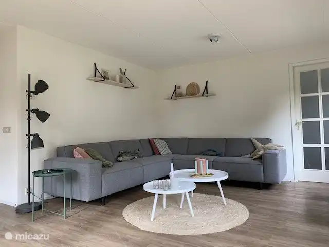 Das Wohnzimmer mit 8-Sitzer-Sofa
