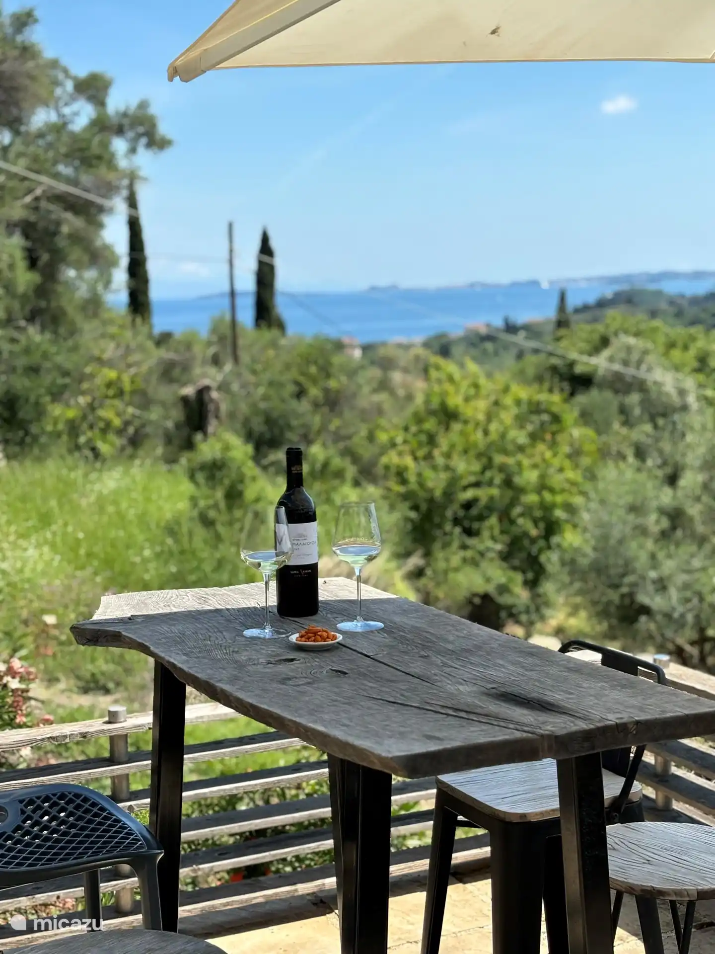 Terrasse am Louvre-Vordach