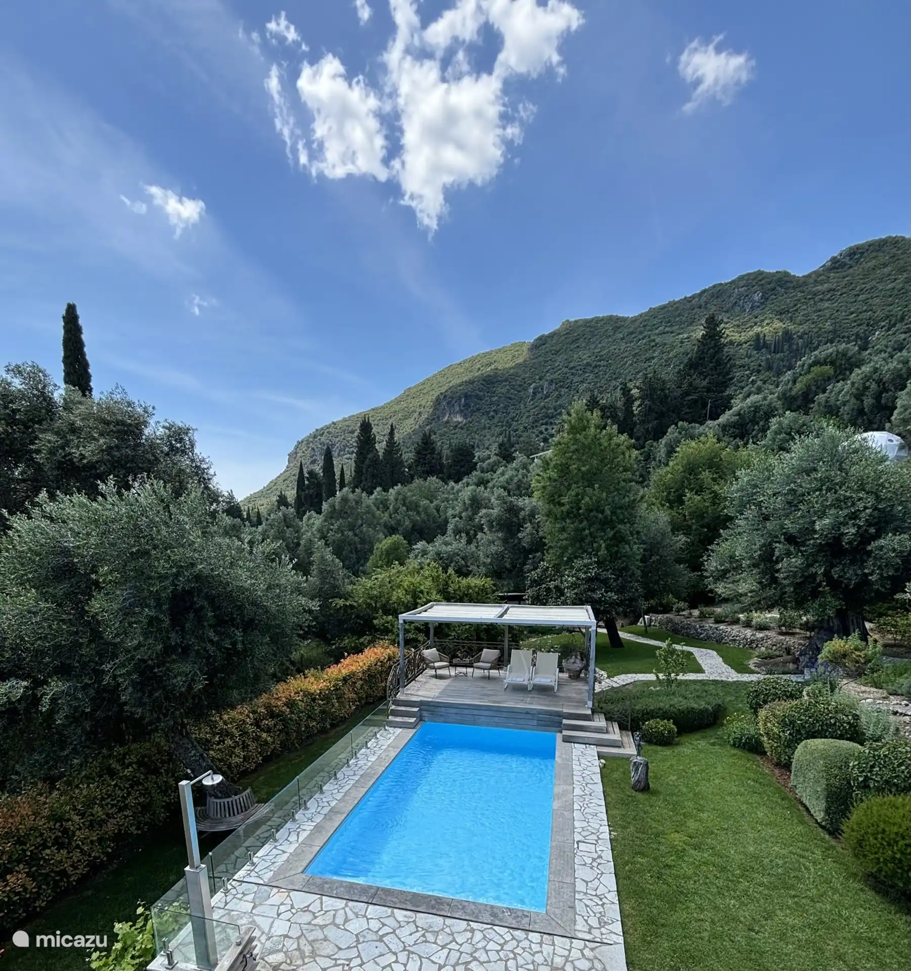 Schwimmbad mit Blick auf die Berge