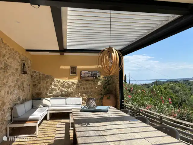 Spiti Espède | Grèce, Corfou, Agios Markos - maison de vacances Terrasse avec canapé lounge sous le toit à lames