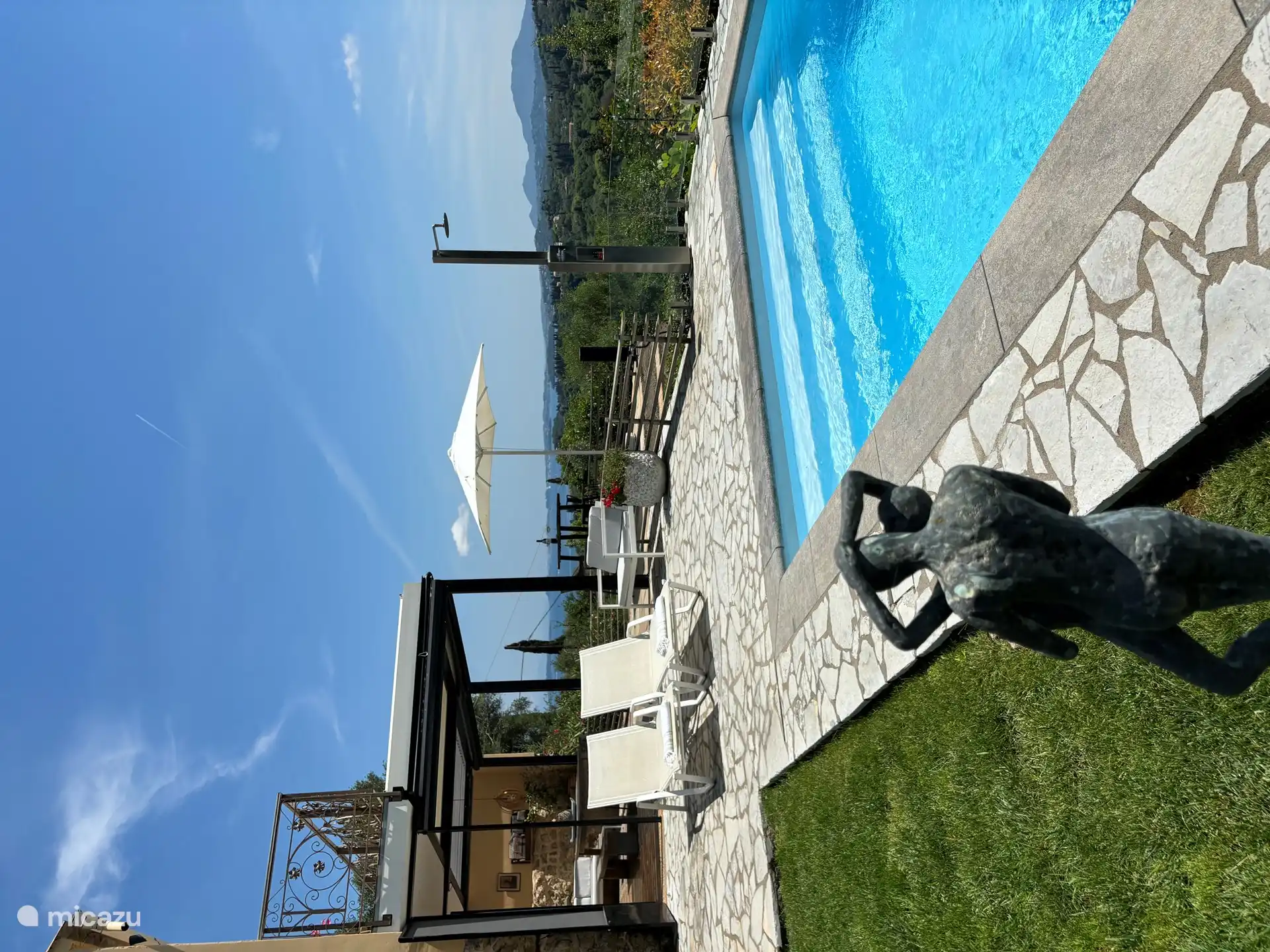 Terrasse mit Sonnenliegen