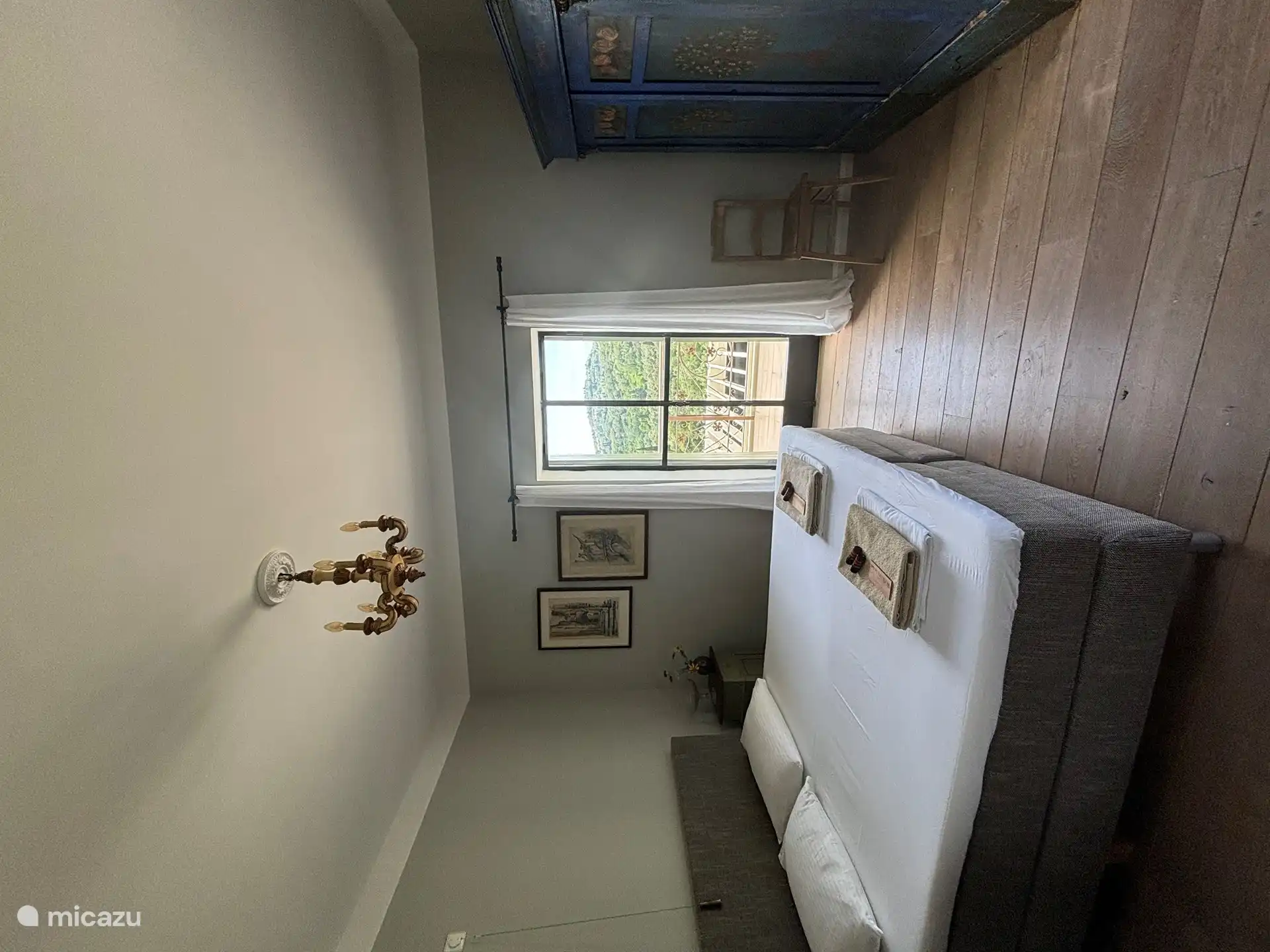 Schlafzimmer 1:
2-Personen-Boxspringbett 160 x 200