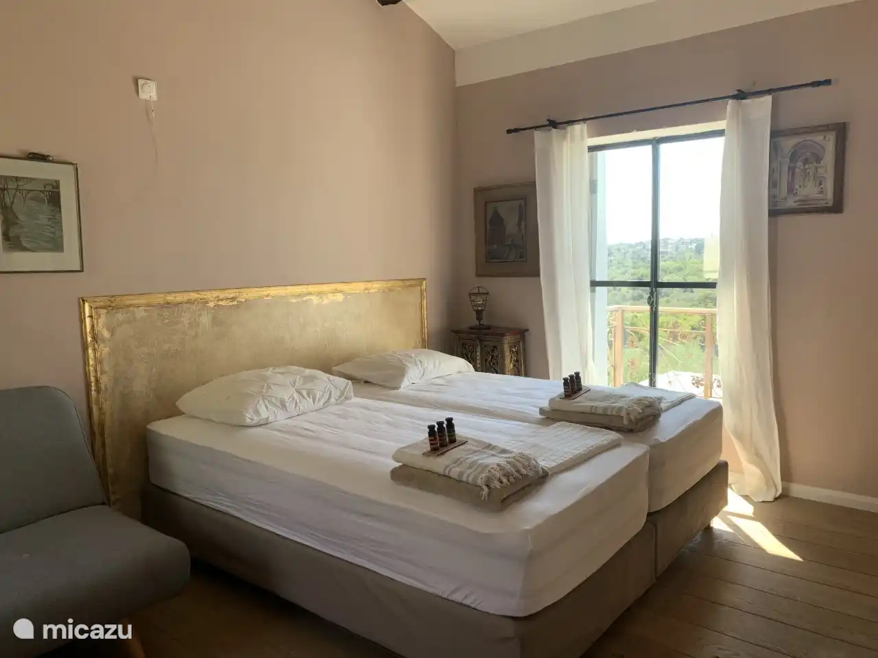 Schlafzimmer 2:
2 x Einzel-Boxspringbett 90 x 200
und Einzelschlafsofa