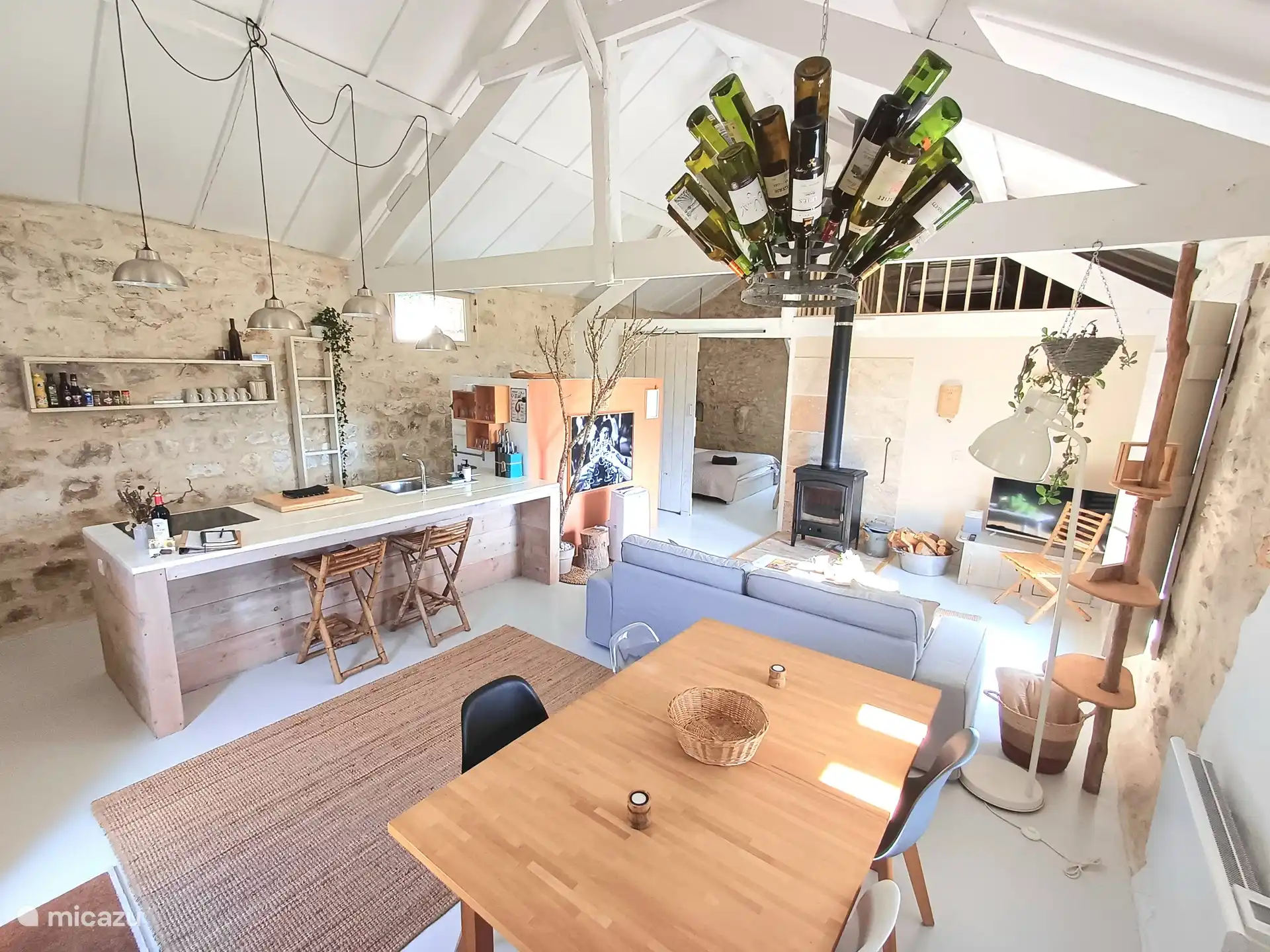 Eethoek, keuken en living.