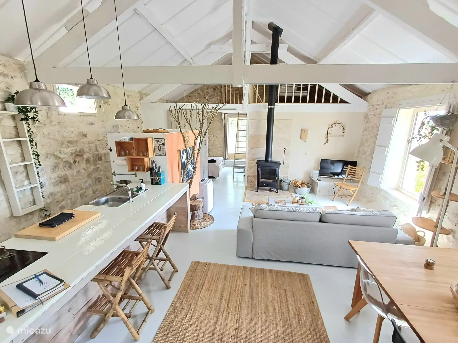 LIving, keuken en eethoek.