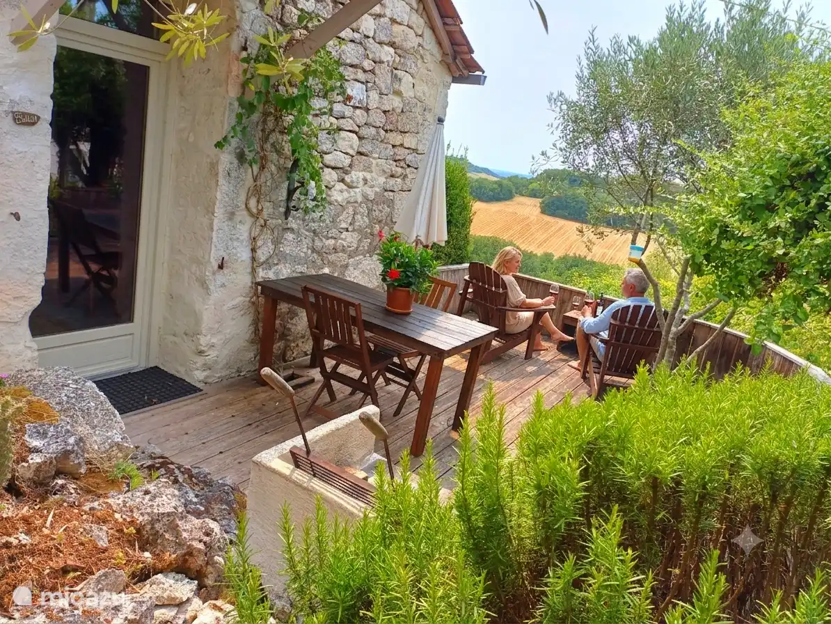 Profitez de la vue sur votre terrasse avec un verre de vin