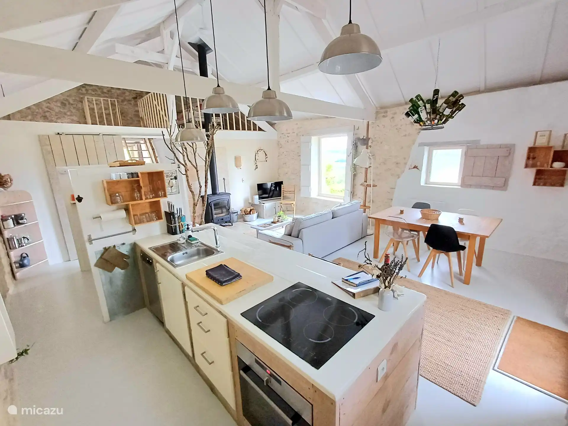 Open keuken, eethoek en living.