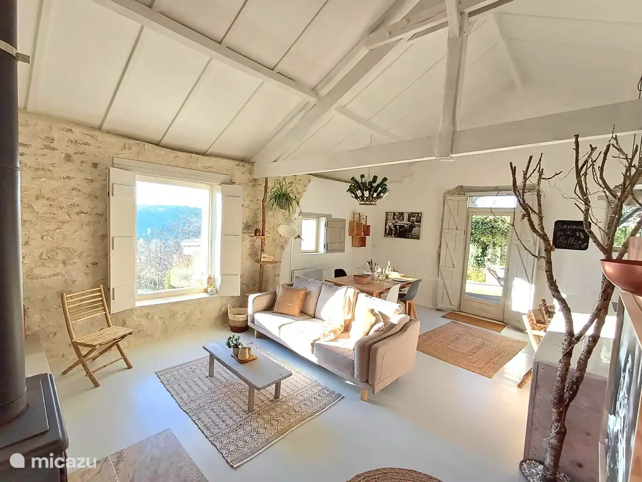 Wohnzimmer, Essbereich und Eingang