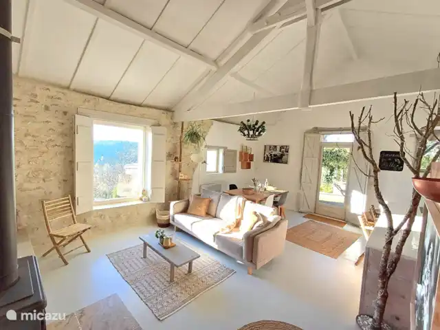casa vacacional en Francia, Lot, Flaugnac – ¡Bulle, para los amantes del vino! Sala, comedor y entrada.
