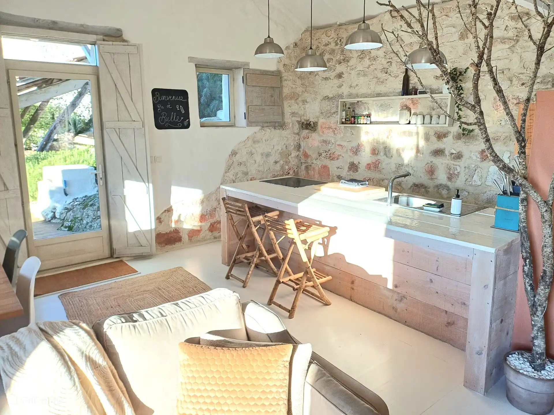 Offene Küche und Tür zur Terrasse.