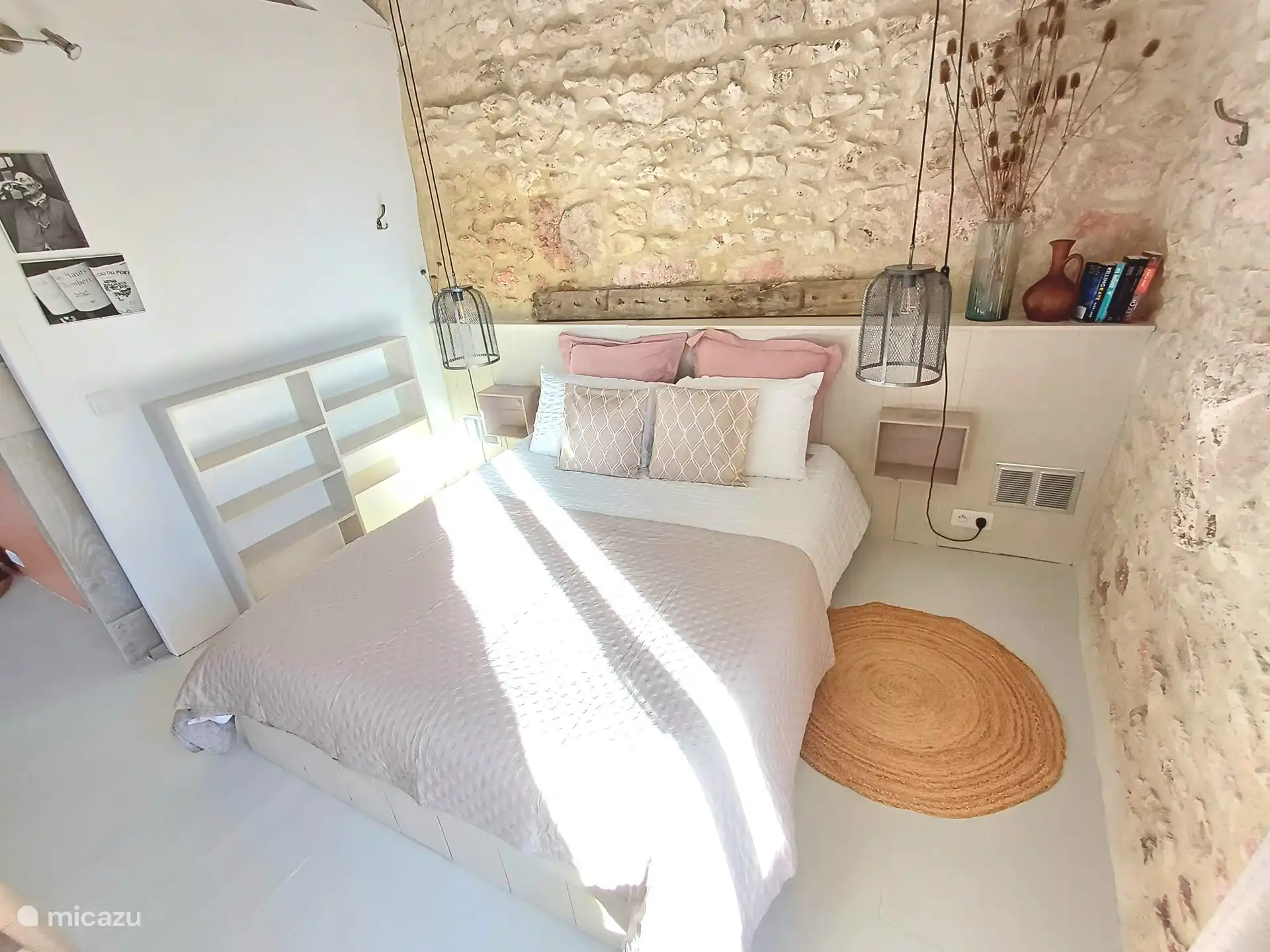 Schlafzimmer mit Regalen.