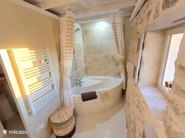 casa vacacional en Francia, Lot, Flaugnac – ¡Bulle, para los amantes del vino! Cuarto de baño con bañera y lavabo.