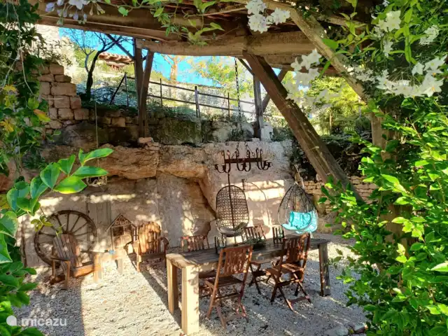 casa vacacional en Francia, Lot, Flaugnac – ¡Bulle, para los amantes del vino! La terraza cubierta ofrece mucha sombra.