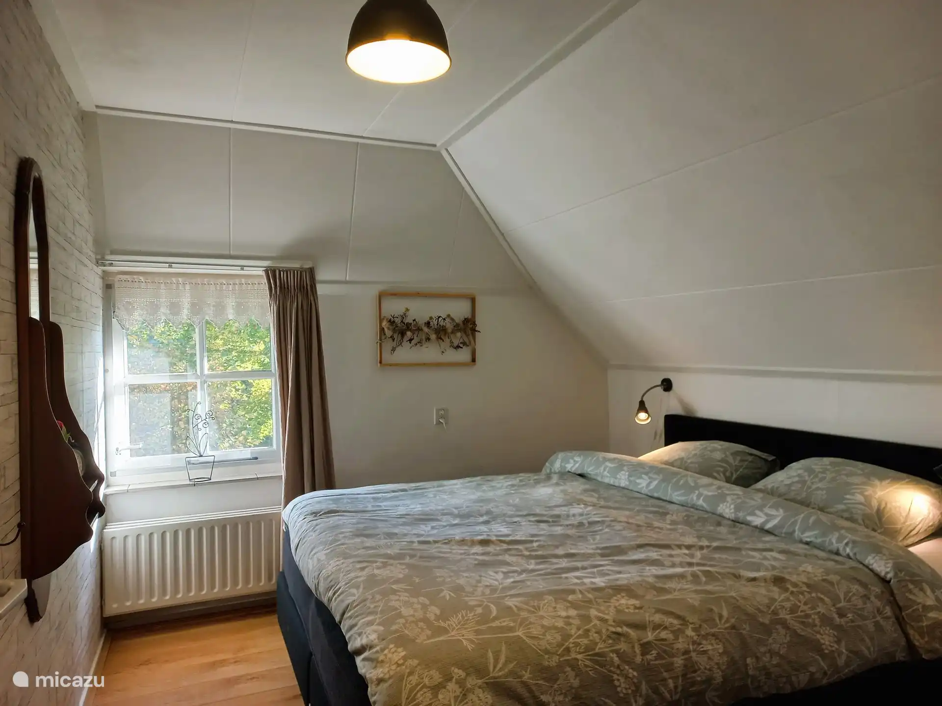 Slaapkamer 1 fijne Auping boxspring medium 180x200.
De bedden zijn opgemaakt.
Alle kamers hebben horren voor de ramen.
