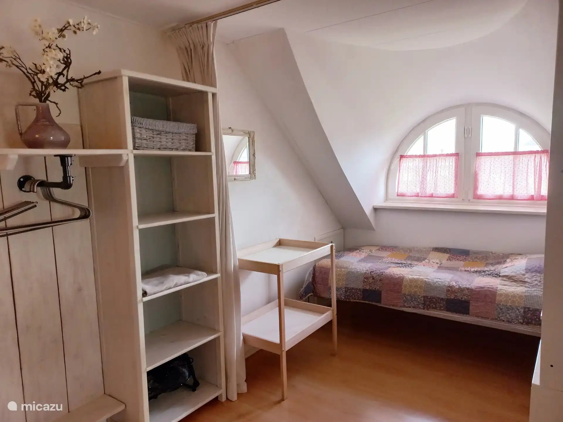 Overloop met 1 persoonsbed 90-200, achter het gordijn kunt u een extra slaapplek creëren.
Kast met extra beddengoed.