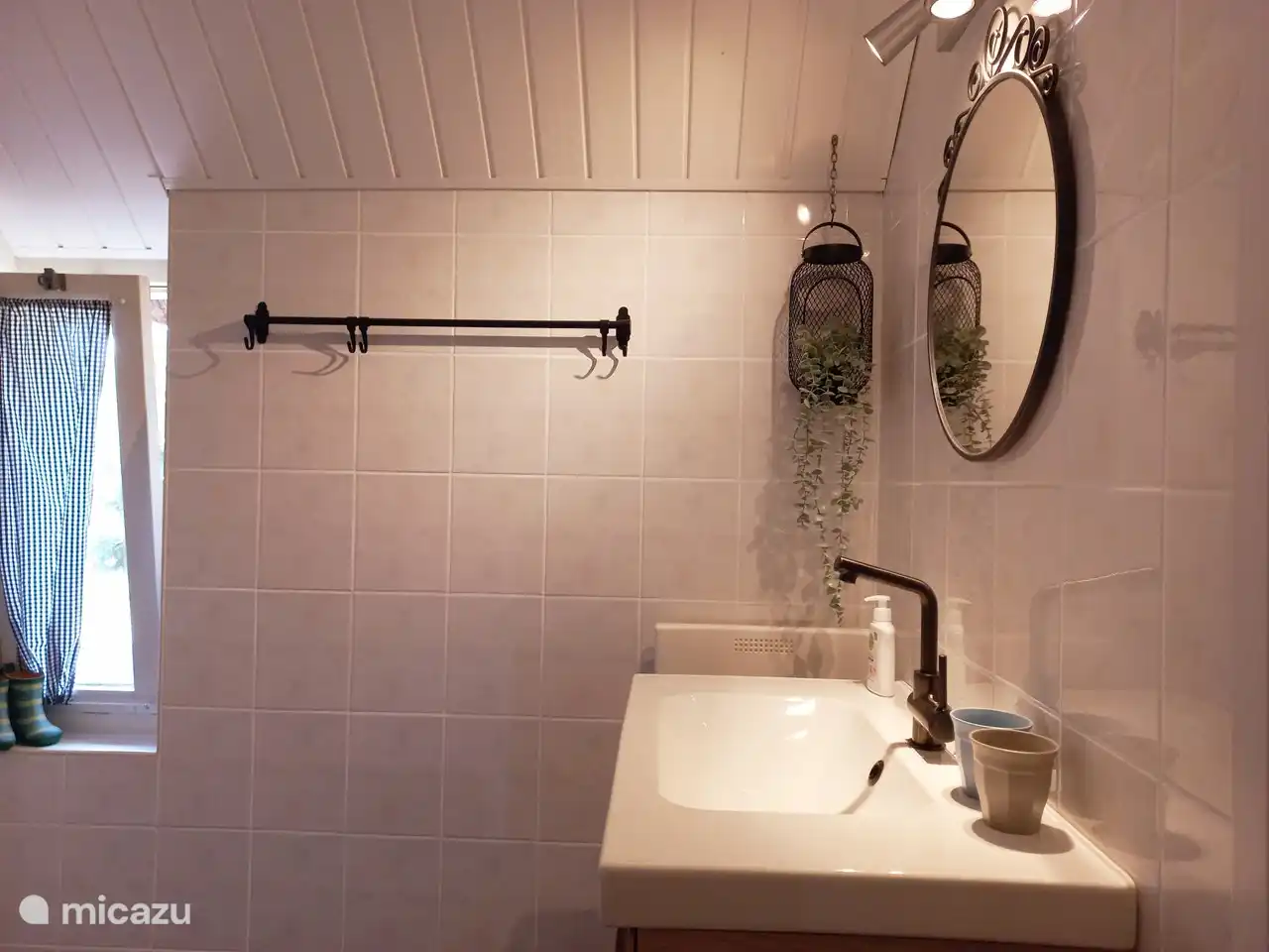 Badkamer met douche.
Veiligheidsbeugels, douchestoel, kinderbadje aanwezig.