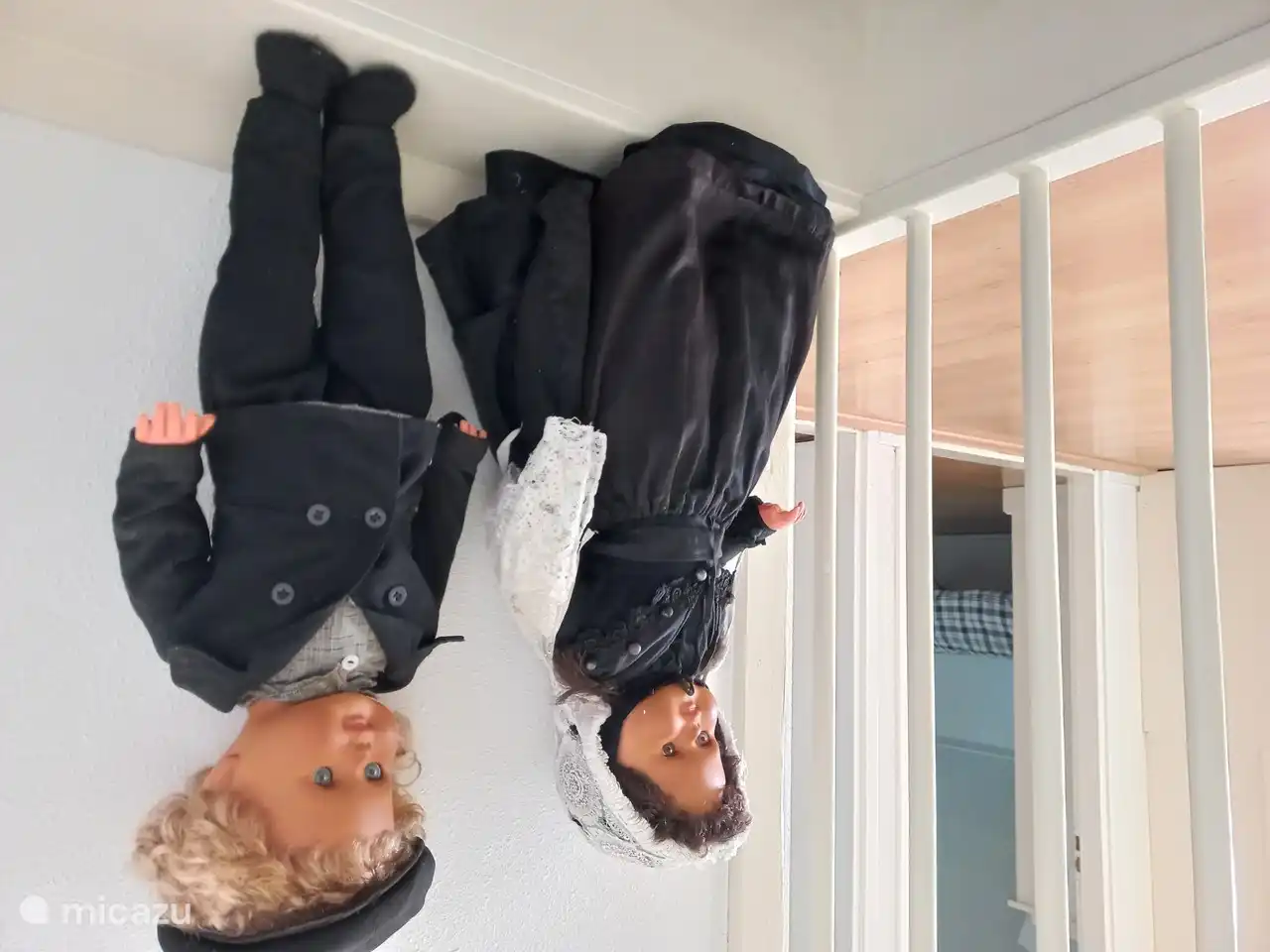 Poppen gekleed in Ommer klederdracht.