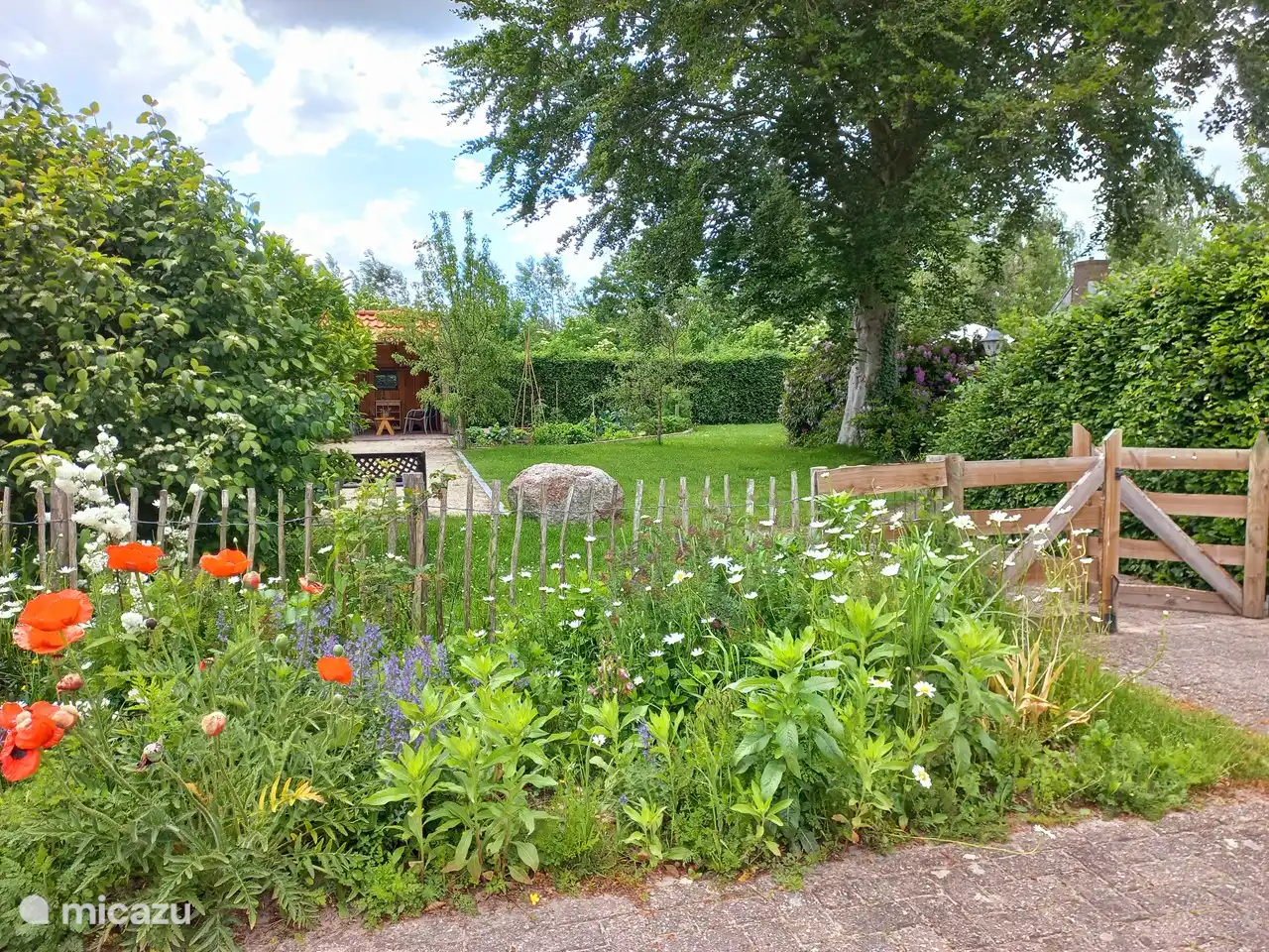 Eigen oprit er is plaats voor 2 auto's.
De tuin is volledig omheind, u hebt uw eigen privetuin tijdens uw verblijf.