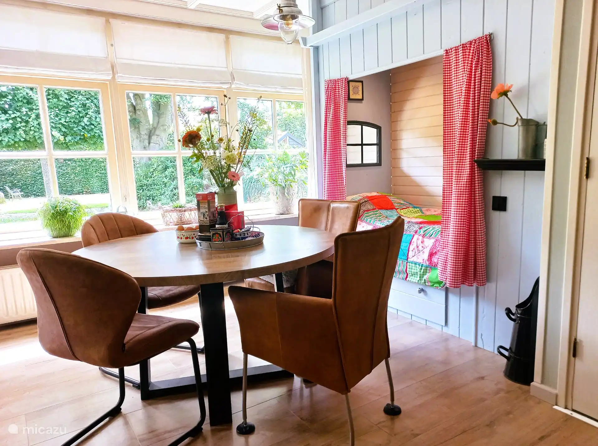 Eethoek, mooi zicht op de tuin
Het Ommetje heeft authentieke details zo kunt u slapen in de bedstee, bed 80x200.


