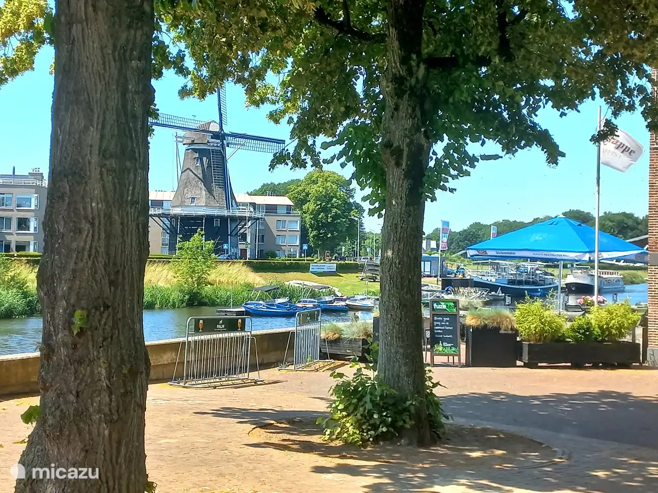Terrasje pakken aan het water