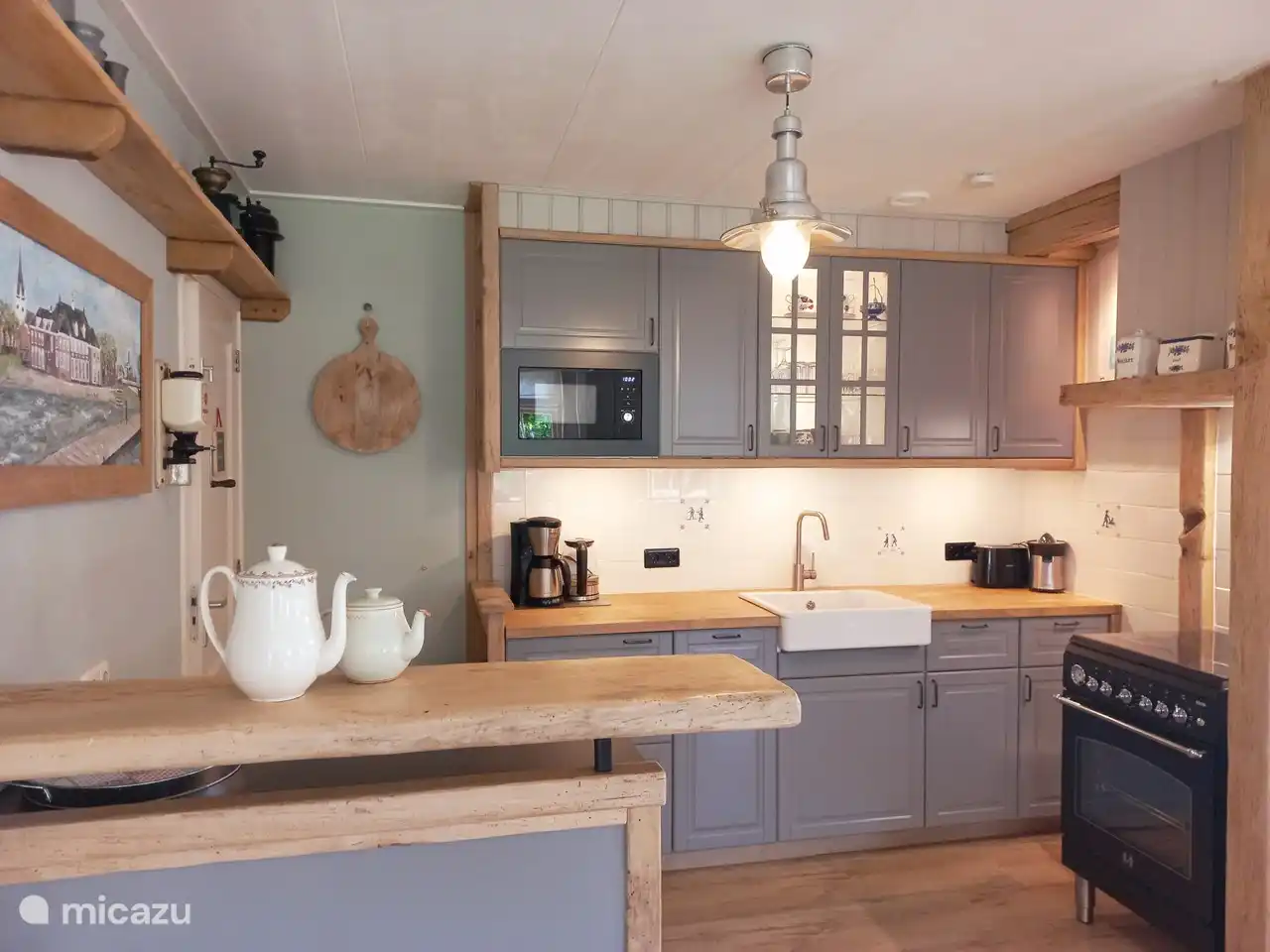 Keuken, koelkast, magnetron, vaatwasser.

