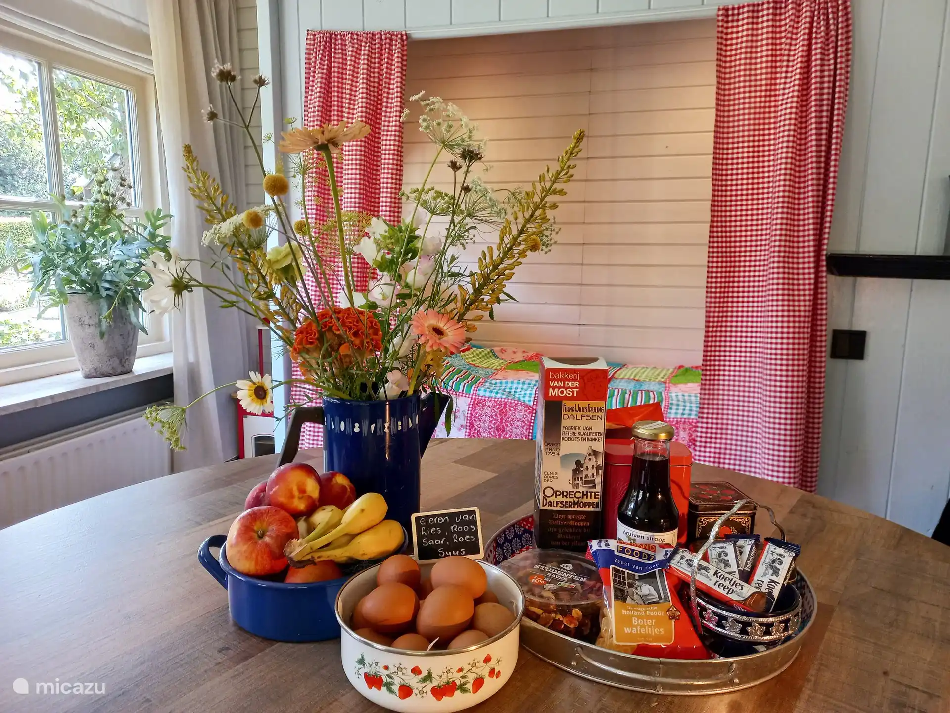 Voor u staat klaar, bloemen op de vaas, eieren van onze kippen, fruit, en van allerlei lekkers op het dienbad.