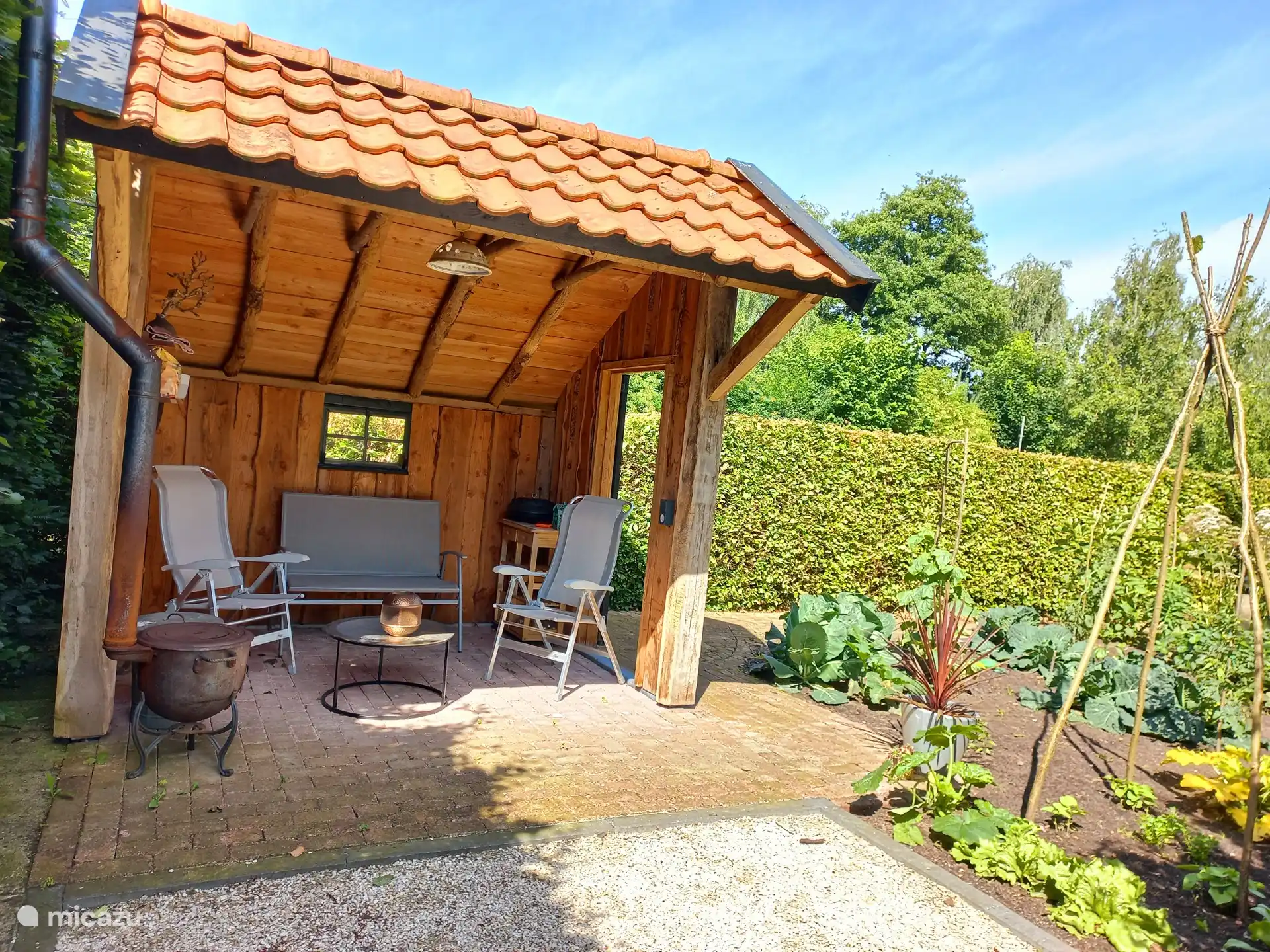 Immn'stal/overkapping
Fijn plekje, op de kachel kunt u  bakken, wokpan en barbecueplaat zijn aanwezig.