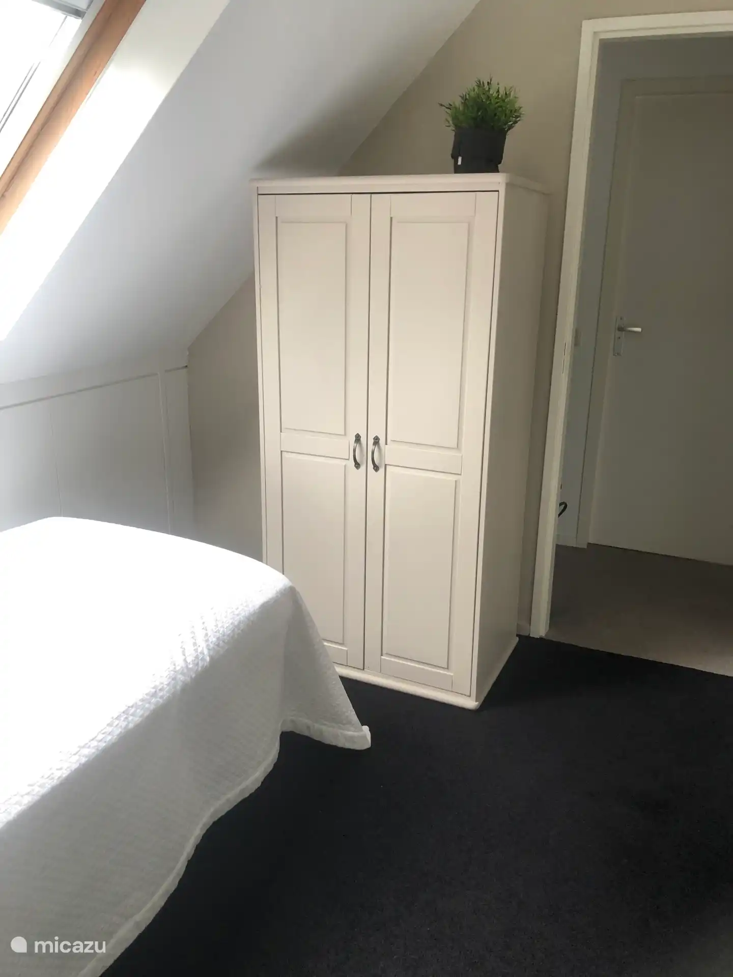Slaapkamer 1 (beneden). staat nog een bed