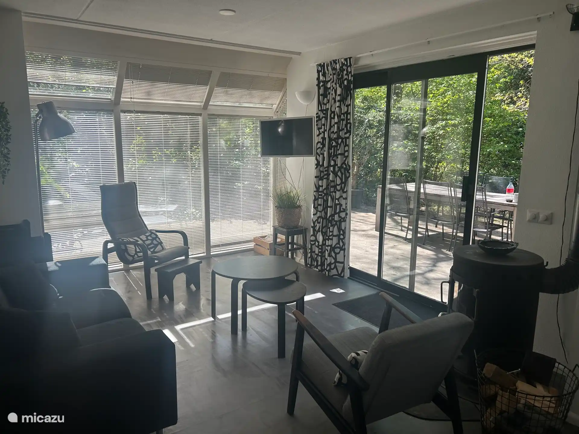 Huiskamer zitgedeelte. Extra fauteuils aanwezig 