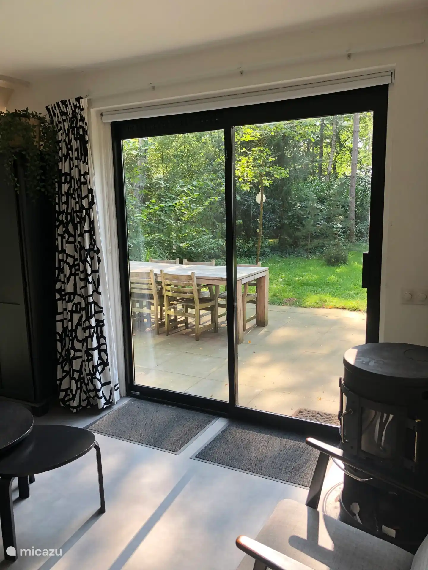 Vista al jardín (en el lado derecho, mucho más jardín)