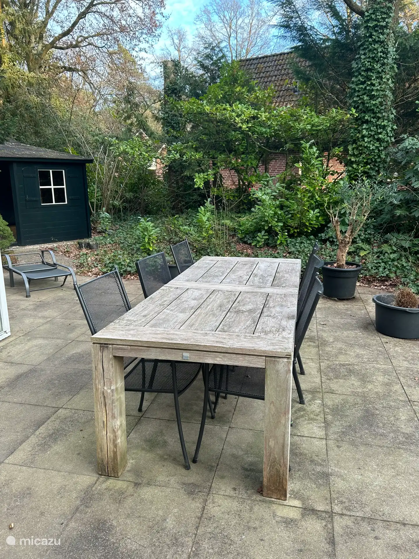Mesa de comedor, jardín trasero y cobertizo