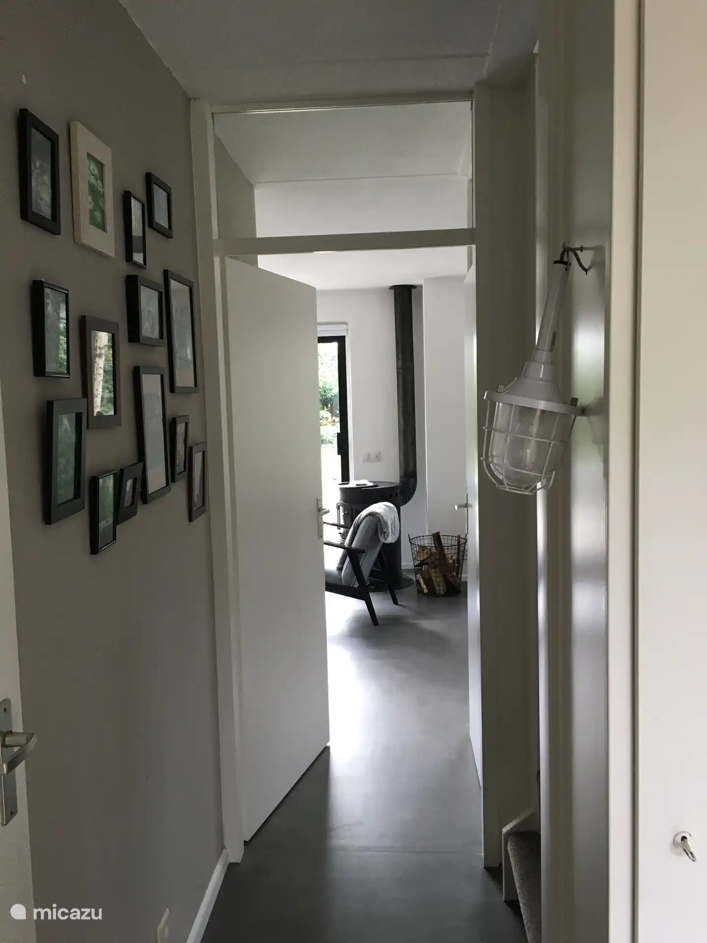 Vista desde el pasillo hasta el salón
