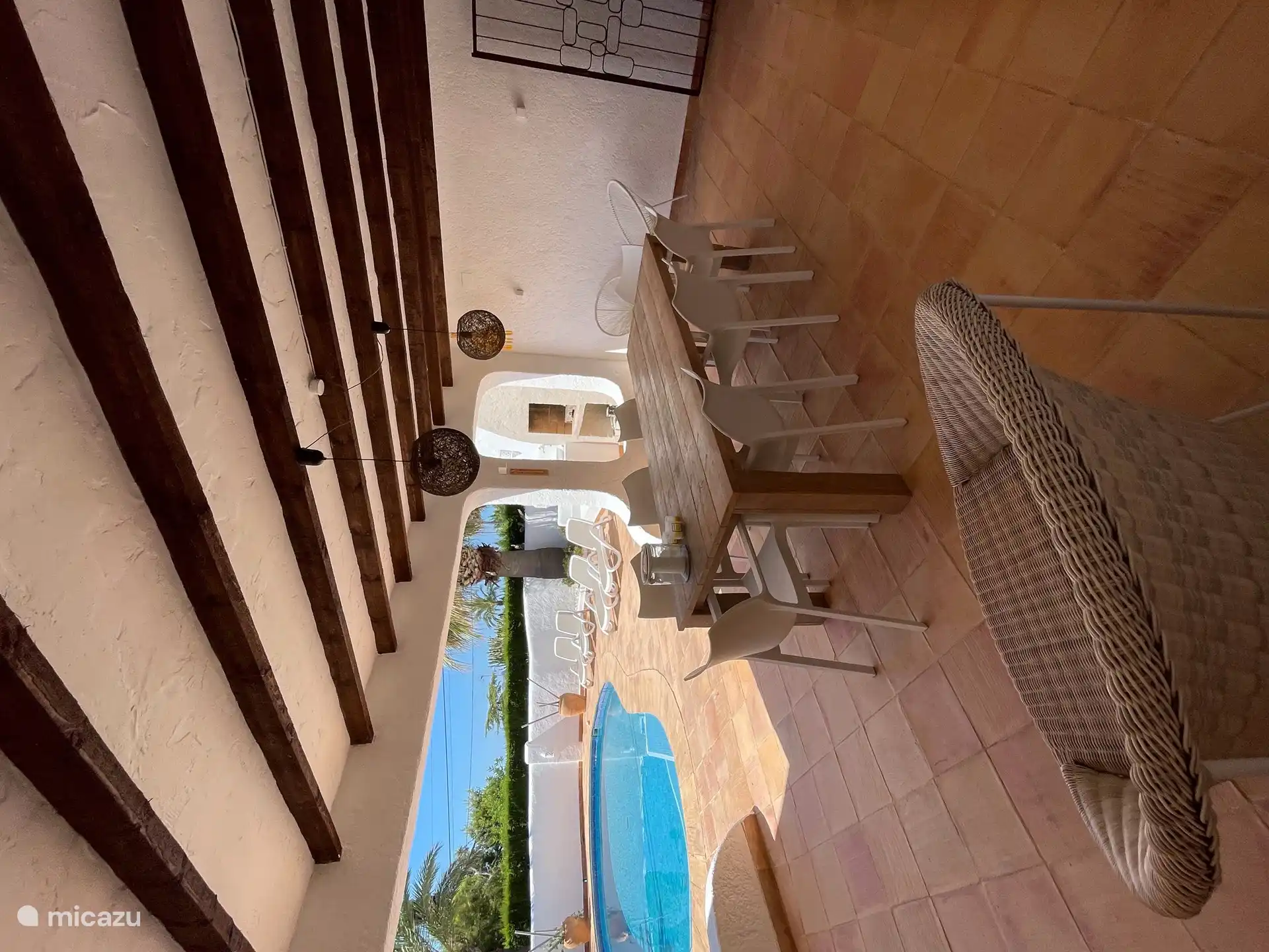 Terrasse couverte au bord de la piscine