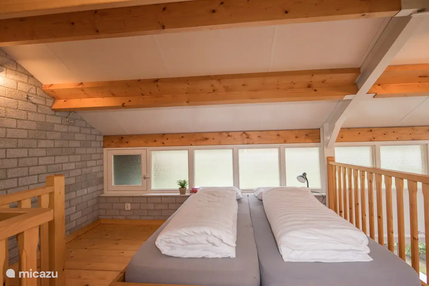 Das Schlafzimmer mit einem Doppelbett