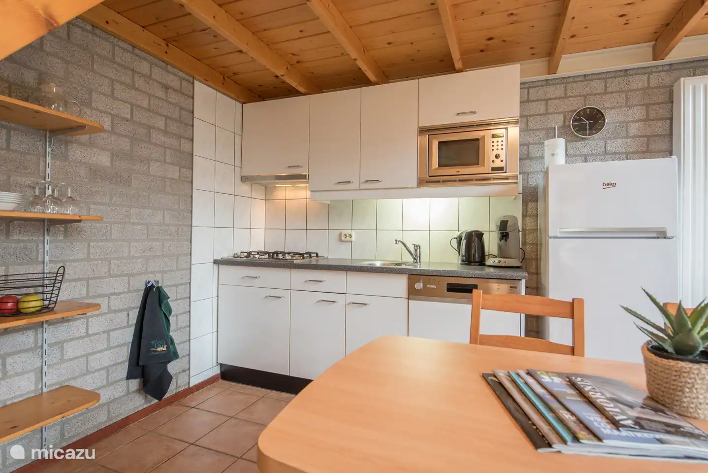 Voll ausgestattete Küche.