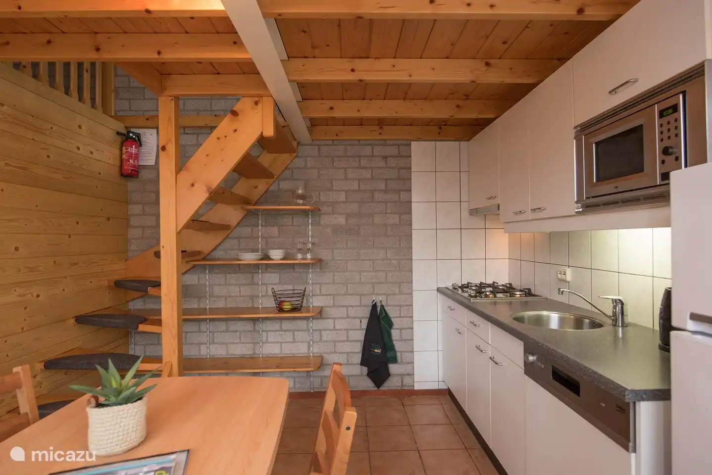 Küche mit Treppe zum Schlafzimmer.