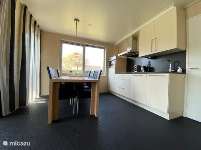 Bargereed 27 huren in Nederland, Friesland, Tzummarum - vakantiehuis Keuken met koelkast, vaatwasser, combimagnetron en koelkast.