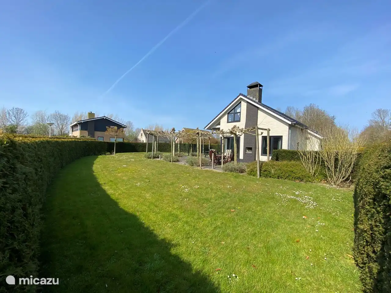 Ein großer, vollständig umzäunter Garten. Grundstück von fast 700 m2. Mit eingebautem Grill