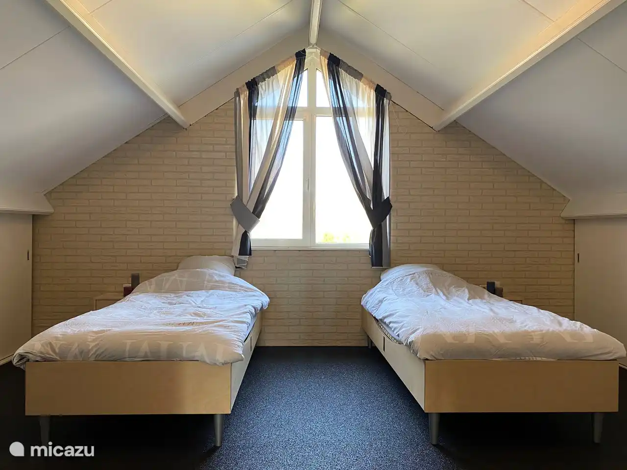 Großes Schlafzimmer im Obergeschoss an der Vorderseite des Hauses